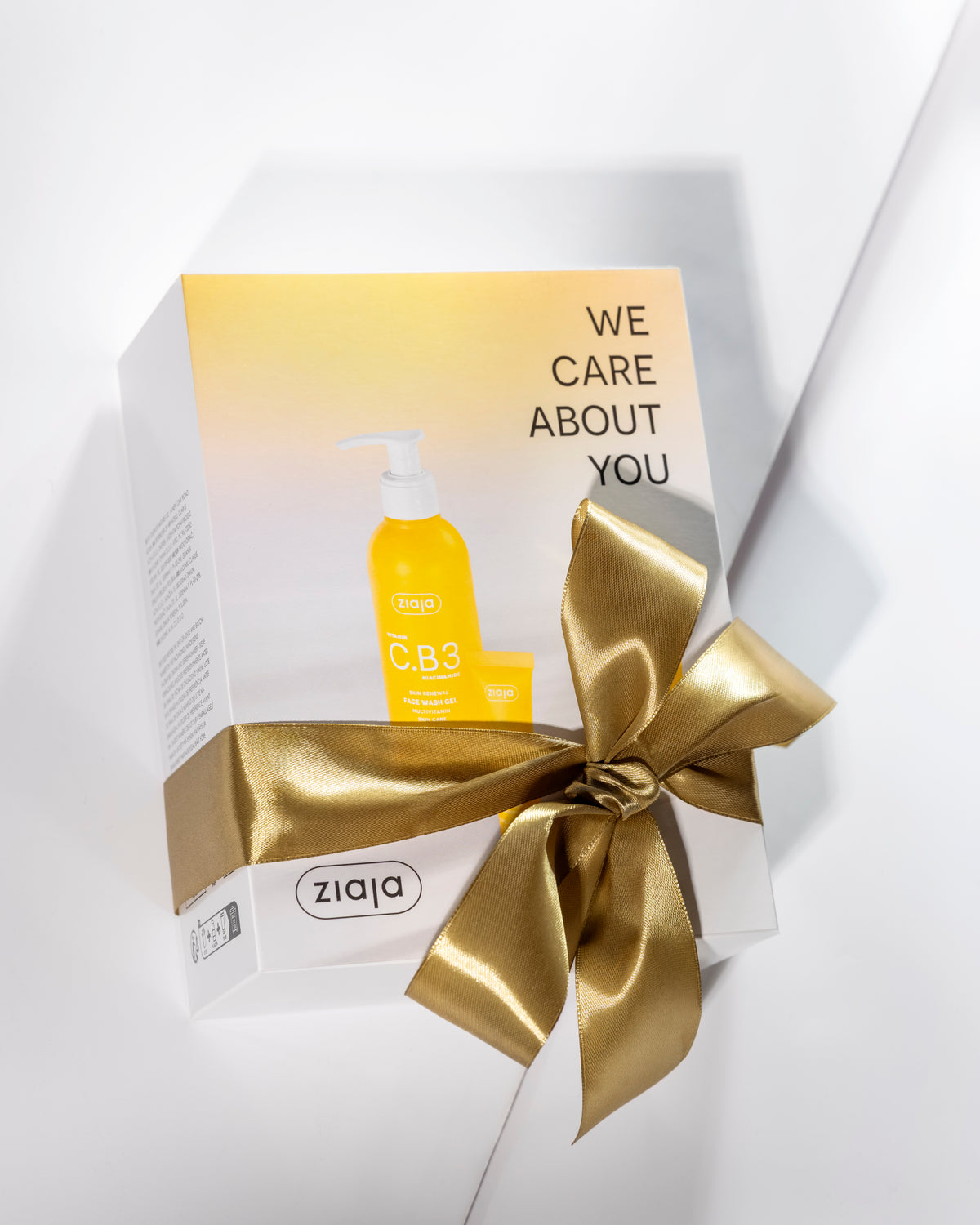 Ziaja Vitamin C.B3 Niacinamide skincare gift set with face wash gel, eye cream and face cream, presented in a white and yellow gift box tied with a gold satin ribbon.