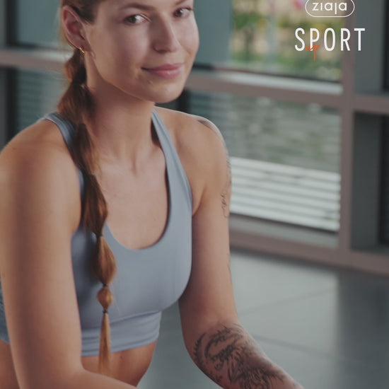 a video showing a woman doing head lift and then applying Ziaja Sport Leg gel.